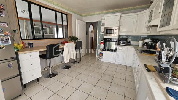 Venez découvrir au plus vite cette maison familiale de 2004 , très bien entretenue , située à proximité immédiate du village, des écoles, du collège et des commerces de la Batie Neuve . 
Située dans un environnement agréable, elle bénéficie d’un bel ensoleillement, d’une jolie vue et d’une absence de vis-à-vis, tout en permettant de rejoindre facilement le village à pied.
Implantée sur une belle parcelle plate et entièrement clôturée d' environ 1100 m², la maison offre des espaces généreux et fonctionnels, parfaitement adaptés à une vie de famille.
Au rez-de-chaussée, vous découvrirez :
une agréable pièce de vie salon-séjour d'environ 32 m² ouvrant sur une cuisine entièrement équipée semi-ouverte grâce à une verrière coulissante . 
Sur ce même plain pied  3 chambres avec placards , une salle de bains double vasque baignoire , un WC indépendant.
À l’étage, une grande chambre d'environ 34 m² au sol sous combles vient compléter l’espace nuit.
La maison dispose également d’une grande véranda, véritable pièce supplémentaire offrant une belle ouverture sur l’extérieur, ainsi que d’un très grand garage avec porte électrique . 
Côté jardin vous serez séduits par les différents espaces , terrasse , verdure , potager ...le jardin est entièrement clôt , sans vis à vis , portail électrique . 
Les atouts techniques :
Isolation du plafond par projection réalisée en 2024
Isolation du sol
Vide sanitaire d’environ 1 mètre
Double vitrage
Volets battants
Moustiquaires
Poêle à granulés, utilisé comme chauffage principal et permettant également de chauffer les chambres
Radiateurs électriques en complément très peu utilisés . 
Panneaux photovoltaïques avec revente surplus . 
Chauffe-eau de 2015
Taxe foncière : 1 443 €
DPE en cours de réalisation.
Une maison soignée, entretenue et sans travaux à prévoir, offrant un cadre de vie agréable à proximité de Gap , Embrun , stations de ski , lac , randos etc 
À découvrir sans tarder !
