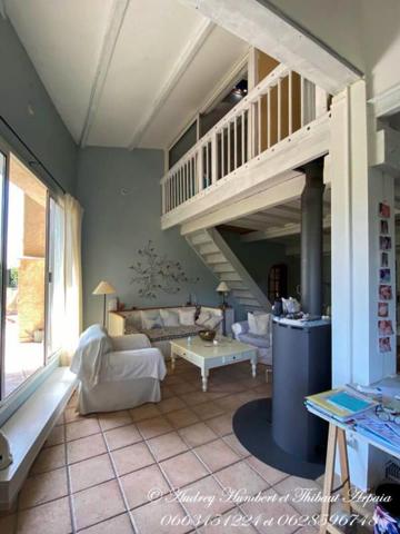 EXCLUSIVITE, à ST JURS, Maison de ville de 215 m² avec Terrasses et ateliers d'art (ou garage)