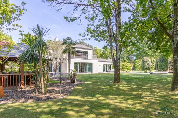 BASSE-GOULAINE - VILLA D'ARCHITECTE DE 344M2 HABITABLES - PISCINE ET TERRAIN DE 2826 M2