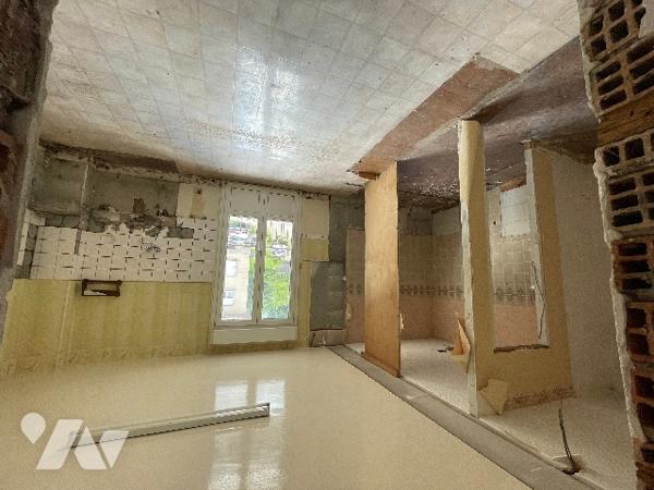 1/UN IMMEUBLE D'HABITATION A RENOVER POUR 6 LOGEMENTS ET 
2/UN LOT DE TERRAIN A BATIR