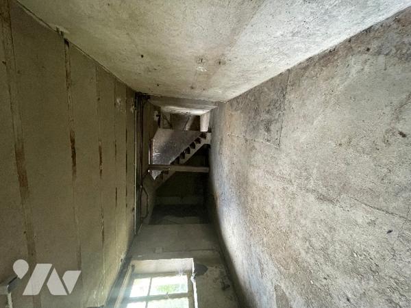 1/UN IMMEUBLE D'HABITATION A RENOVER POUR 6 LOGEMENTS ET 
2/UN LOT DE TERRAIN A BATIR