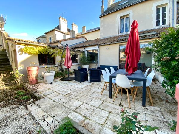 POITIERS, quartier Chilvert, Maison de charme avec dépendance, garage double, T2 loué et Piscine