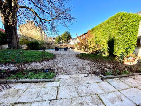 POITIERS, quartier Chilvert, Maison de charme avec dépendance, garage double, T2 loué et Piscine