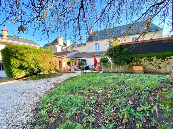 POITIERS, quartier Chilvert, Maison de charme avec dépendance, garage double, T2 loué et Piscine