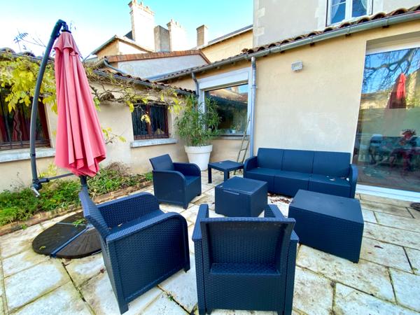 POITIERS, quartier Chilvert, Maison de charme avec dépendance, garage double, T2 loué et Piscine