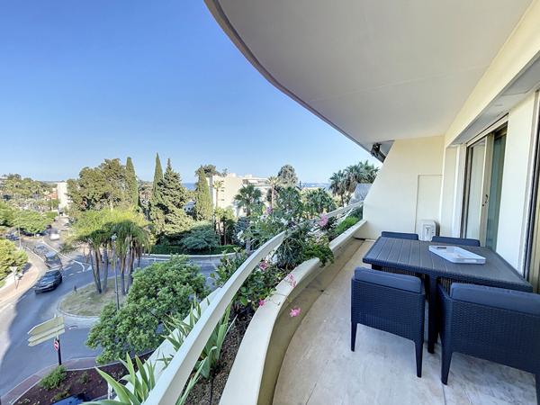 Cannes, Basse-Californie, Appartement de 2 pièces de 32.49 m2 cave et parking, résidence sécurisée