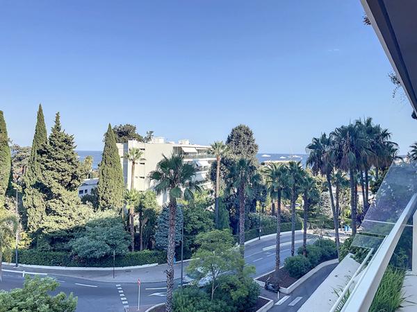 Cannes, Basse-Californie, Appartement de 2 pièces de 32.49 m2 cave et parking, résidence sécurisée