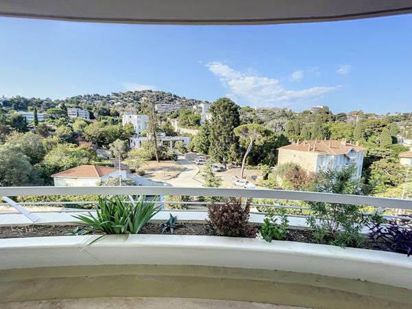 Cannes, Basse-Californie, Appartement de 2 pièces de 32.49 m2 cave et parking, résidence sécurisée