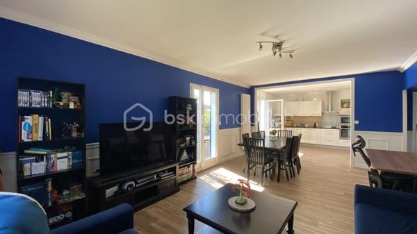VERTOU/BEAUTOUR, côté Bourdonnières : Maison familiale d’env. 157m² au sol (131,78m² carrez), au calme, au sein d’un quartier pavillonnaire, à proximité de toutes commodités (écoles primaires, collèges, lycées), transports (busway 4 Bourdonnières et Joliverie à 8/10mn à pied, bus 30, 42, 172). Promenades sur les bords de Sèvre à 15mn à pied.

Cette maison est édifiée sur 2 niveaux et bénéficie d’une vie de plain-pied :

Au rez-de-chaussée, nous entrons par une vaste entrée desservant la pièce à vivre (env. 40m²) avec sa cuisine entièrement aménagée et équipée, cette pièce est baignée de lumière grâce à sa double exposition, et donne côté jardin (exposé sud ouest) avec un accès direct à la terrasse. Deux chambres au rez-de-chaussée : Une suite parentale (23,09m²) équipée de sa salle de bain (+ douche + wc) et d’un dressing sur mesure, puis une deuxième chambre équipée d'un placard. Enfin, des toilettes séparées.

A l’étage : Un vaste palier de 11,41m² carrez, idéal pour un espace bureau ou coin détente (espace qui peut être cloisonné si vous le souhaitez), une troisième chambre (12,98m² carrez), puis une quatrième chambre (19,20m² carrez), cette dernière reste à rafraîchir et laisser libre court à votre imagination, sachant qu'un point d’eau est existant, elle peut donc être équipée d’une salle d’eau. 
Aussi, une salle de bain (+ douche + wc) complète cet étage.
Enfin, une pièce supplémentaire sur ce même niveau (pièce de stockage pour le moment), peut être transformée et constituer une 5ème chambre (19,92m² au sol). 

Un grand garage attenant à la maison (29,03m²), et un abri de jardin (7m²) complètent ce bien.

La parcelle (env 540m²) est entièrement clôturée, vous pourrez également stationner un véhicule sur votre parcelle.

De nombreux travaux ont été réalisés ces dernières années (certains toujours sous décennale), création suite parentale, salon-séjour entièrement refait, sols sur l’ensemble du rez-de-chaussée, peinture sur la quasi-totalité de la maison avec reprise des murs, optimisation salle de bain de l’étage en rajoutant une douche et un wc pour plus de confort pour une vie de famille au quotidien.

Une maison sans travaux, avec un DPE C;
Ouvertures double vitrage, volets battants alu motorisés;
Chauffage au gaz (chaudière Frisquet);
Maison raccordée à la fibre.

Emplacement de 1er choix pour une vie de famille. N’hésitez plus !