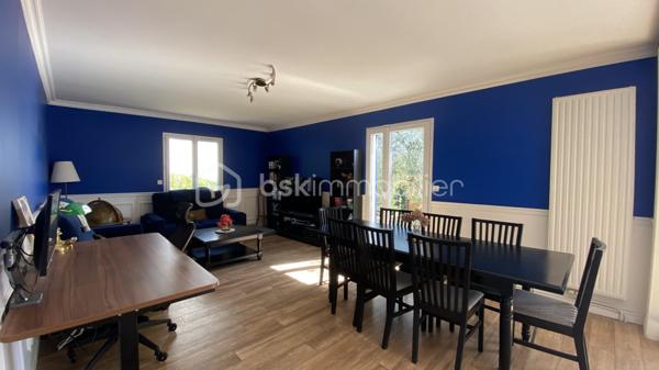 VERTOU/BEAUTOUR, côté Bourdonnières : Maison familiale d’env. 157m² au sol (131,78m² carrez), au calme, au sein d’un quartier pavillonnaire, à proximité de toutes commodités (écoles primaires, collèges, lycées), transports (busway 4 Bourdonnières et Joliverie à 8/10mn à pied, bus 30, 42, 172). Promenades sur les bords de Sèvre à 15mn à pied.

Cette maison est édifiée sur 2 niveaux et bénéficie d’une vie de plain-pied :

Au rez-de-chaussée, nous entrons par une vaste entrée desservant la pièce à vivre (env. 40m²) avec sa cuisine entièrement aménagée et équipée, cette pièce est baignée de lumière grâce à sa double exposition, et donne côté jardin (exposé sud ouest) avec un accès direct à la terrasse. Deux chambres au rez-de-chaussée : Une suite parentale (23,09m²) équipée de sa salle de bain (+ douche + wc) et d’un dressing sur mesure, puis une deuxième chambre équipée d'un placard. Enfin, des toilettes séparées.

A l’étage : Un vaste palier de 11,41m² carrez, idéal pour un espace bureau ou coin détente (espace qui peut être cloisonné si vous le souhaitez), une troisième chambre (12,98m² carrez), puis une quatrième chambre (19,20m² carrez), cette dernière reste à rafraîchir et laisser libre court à votre imagination, sachant qu'un point d’eau est existant, elle peut donc être équipée d’une salle d’eau. 
Aussi, une salle de bain (+ douche + wc) complète cet étage.
Enfin, une pièce supplémentaire sur ce même niveau (pièce de stockage pour le moment), peut être transformée et constituer une 5ème chambre (19,92m² au sol). 

Un grand garage attenant à la maison (29,03m²), et un abri de jardin (7m²) complètent ce bien.

La parcelle (env 540m²) est entièrement clôturée, vous pourrez également stationner un véhicule sur votre parcelle.

De nombreux travaux ont été réalisés ces dernières années (certains toujours sous décennale), création suite parentale, salon-séjour entièrement refait, sols sur l’ensemble du rez-de-chaussée, peinture sur la quasi-totalité de la maison avec reprise des murs, optimisation salle de bain de l’étage en rajoutant une douche et un wc pour plus de confort pour une vie de famille au quotidien.

Une maison sans travaux, avec un DPE C;
Ouvertures double vitrage, volets battants alu motorisés;
Chauffage au gaz (chaudière Frisquet);
Maison raccordée à la fibre.

Emplacement de 1er choix pour une vie de famille. N’hésitez plus !