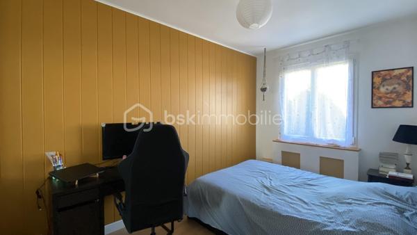 VERTOU/BEAUTOUR, côté Bourdonnières : Maison familiale d’env. 157m² au sol (131,78m² carrez), au calme, au sein d’un quartier pavillonnaire, à proximité de toutes commodités (écoles primaires, collèges, lycées), transports (busway 4 Bourdonnières et Joliverie à 8/10mn à pied, bus 30, 42, 172). Promenades sur les bords de Sèvre à 15mn à pied.

Cette maison est édifiée sur 2 niveaux et bénéficie d’une vie de plain-pied :

Au rez-de-chaussée, nous entrons par une vaste entrée desservant la pièce à vivre (env. 40m²) avec sa cuisine entièrement aménagée et équipée, cette pièce est baignée de lumière grâce à sa double exposition, et donne côté jardin (exposé sud ouest) avec un accès direct à la terrasse. Deux chambres au rez-de-chaussée : Une suite parentale (23,09m²) équipée de sa salle de bain (+ douche + wc) et d’un dressing sur mesure, puis une deuxième chambre équipée d'un placard. Enfin, des toilettes séparées.

A l’étage : Un vaste palier de 11,41m² carrez, idéal pour un espace bureau ou coin détente (espace qui peut être cloisonné si vous le souhaitez), une troisième chambre (12,98m² carrez), puis une quatrième chambre (19,20m² carrez), cette dernière reste à rafraîchir et laisser libre court à votre imagination, sachant qu'un point d’eau est existant, elle peut donc être équipée d’une salle d’eau. 
Aussi, une salle de bain (+ douche + wc) complète cet étage.
Enfin, une pièce supplémentaire sur ce même niveau (pièce de stockage pour le moment), peut être transformée et constituer une 5ème chambre (19,92m² au sol). 

Un grand garage attenant à la maison (29,03m²), et un abri de jardin (7m²) complètent ce bien.

La parcelle (env 540m²) est entièrement clôturée, vous pourrez également stationner un véhicule sur votre parcelle.

De nombreux travaux ont été réalisés ces dernières années (certains toujours sous décennale), création suite parentale, salon-séjour entièrement refait, sols sur l’ensemble du rez-de-chaussée, peinture sur la quasi-totalité de la maison avec reprise des murs, optimisation salle de bain de l’étage en rajoutant une douche et un wc pour plus de confort pour une vie de famille au quotidien.

Une maison sans travaux, avec un DPE C;
Ouvertures double vitrage, volets battants alu motorisés;
Chauffage au gaz (chaudière Frisquet);
Maison raccordée à la fibre.

Emplacement de 1er choix pour une vie de famille. N’hésitez plus !