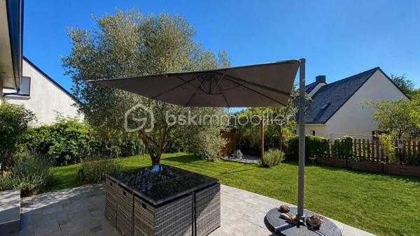 VERTOU/BEAUTOUR, côté Bourdonnières : Maison familiale d’env. 157m² au sol (131,78m² carrez), au calme, au sein d’un quartier pavillonnaire, à proximité de toutes commodités (écoles primaires, collèges, lycées), transports (busway 4 Bourdonnières et Joliverie à 8/10mn à pied, bus 30, 42, 172). Promenades sur les bords de Sèvre à 15mn à pied.

Cette maison est édifiée sur 2 niveaux et bénéficie d’une vie de plain-pied :

Au rez-de-chaussée, nous entrons par une vaste entrée desservant la pièce à vivre (env. 40m²) avec sa cuisine entièrement aménagée et équipée, cette pièce est baignée de lumière grâce à sa double exposition, et donne côté jardin (exposé sud ouest) avec un accès direct à la terrasse. Deux chambres au rez-de-chaussée : Une suite parentale (23,09m²) équipée de sa salle de bain (+ douche + wc) et d’un dressing sur mesure, puis une deuxième chambre équipée d'un placard. Enfin, des toilettes séparées.

A l’étage : Un vaste palier de 11,41m² carrez, idéal pour un espace bureau ou coin détente (espace qui peut être cloisonné si vous le souhaitez), une troisième chambre (12,98m² carrez), puis une quatrième chambre (19,20m² carrez), cette dernière reste à rafraîchir et laisser libre court à votre imagination, sachant qu'un point d’eau est existant, elle peut donc être équipée d’une salle d’eau. 
Aussi, une salle de bain (+ douche + wc) complète cet étage.
Enfin, une pièce supplémentaire sur ce même niveau (pièce de stockage pour le moment), peut être transformée et constituer une 5ème chambre (19,92m² au sol). 

Un grand garage attenant à la maison (29,03m²), et un abri de jardin (7m²) complètent ce bien.

La parcelle (env 540m²) est entièrement clôturée, vous pourrez également stationner un véhicule sur votre parcelle.

De nombreux travaux ont été réalisés ces dernières années (certains toujours sous décennale), création suite parentale, salon-séjour entièrement refait, sols sur l’ensemble du rez-de-chaussée, peinture sur la quasi-totalité de la maison avec reprise des murs, optimisation salle de bain de l’étage en rajoutant une douche et un wc pour plus de confort pour une vie de famille au quotidien.

Une maison sans travaux, avec un DPE C;
Ouvertures double vitrage, volets battants alu motorisés;
Chauffage au gaz (chaudière Frisquet);
Maison raccordée à la fibre.

Emplacement de 1er choix pour une vie de famille. N’hésitez plus !