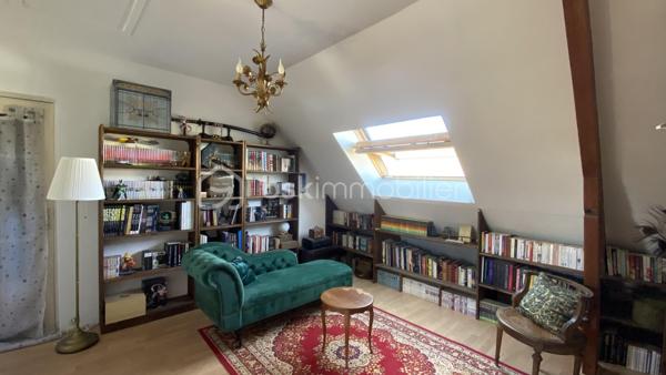 VERTOU/BEAUTOUR, côté Bourdonnières : Maison familiale d’env. 157m² au sol (131,78m² carrez), au calme, au sein d’un quartier pavillonnaire, à proximité de toutes commodités (écoles primaires, collèges, lycées), transports (busway 4 Bourdonnières et Joliverie à 8/10mn à pied, bus 30, 42, 172). Promenades sur les bords de Sèvre à 15mn à pied.

Cette maison est édifiée sur 2 niveaux et bénéficie d’une vie de plain-pied :

Au rez-de-chaussée, nous entrons par une vaste entrée desservant la pièce à vivre (env. 40m²) avec sa cuisine entièrement aménagée et équipée, cette pièce est baignée de lumière grâce à sa double exposition, et donne côté jardin (exposé sud ouest) avec un accès direct à la terrasse. Deux chambres au rez-de-chaussée : Une suite parentale (23,09m²) équipée de sa salle de bain (+ douche + wc) et d’un dressing sur mesure, puis une deuxième chambre équipée d'un placard. Enfin, des toilettes séparées.

A l’étage : Un vaste palier de 11,41m² carrez, idéal pour un espace bureau ou coin détente (espace qui peut être cloisonné si vous le souhaitez), une troisième chambre (12,98m² carrez), puis une quatrième chambre (19,20m² carrez), cette dernière reste à rafraîchir et laisser libre court à votre imagination, sachant qu'un point d’eau est existant, elle peut donc être équipée d’une salle d’eau. 
Aussi, une salle de bain (+ douche + wc) complète cet étage.
Enfin, une pièce supplémentaire sur ce même niveau (pièce de stockage pour le moment), peut être transformée et constituer une 5ème chambre (19,92m² au sol). 

Un grand garage attenant à la maison (29,03m²), et un abri de jardin (7m²) complètent ce bien.

La parcelle (env 540m²) est entièrement clôturée, vous pourrez également stationner un véhicule sur votre parcelle.

De nombreux travaux ont été réalisés ces dernières années (certains toujours sous décennale), création suite parentale, salon-séjour entièrement refait, sols sur l’ensemble du rez-de-chaussée, peinture sur la quasi-totalité de la maison avec reprise des murs, optimisation salle de bain de l’étage en rajoutant une douche et un wc pour plus de confort pour une vie de famille au quotidien.

Une maison sans travaux, avec un DPE C;
Ouvertures double vitrage, volets battants alu motorisés;
Chauffage au gaz (chaudière Frisquet);
Maison raccordée à la fibre.

Emplacement de 1er choix pour une vie de famille. N’hésitez plus !