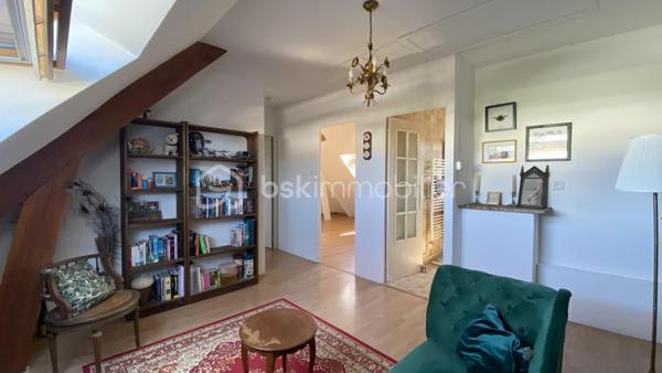 VERTOU/BEAUTOUR, côté Bourdonnières : Maison familiale d’env. 157m² au sol (131,78m² carrez), au calme, au sein d’un quartier pavillonnaire, à proximité de toutes commodités (écoles primaires, collèges, lycées), transports (busway 4 Bourdonnières et Joliverie à 8/10mn à pied, bus 30, 42, 172). Promenades sur les bords de Sèvre à 15mn à pied.

Cette maison est édifiée sur 2 niveaux et bénéficie d’une vie de plain-pied :

Au rez-de-chaussée, nous entrons par une vaste entrée desservant la pièce à vivre (env. 40m²) avec sa cuisine entièrement aménagée et équipée, cette pièce est baignée de lumière grâce à sa double exposition, et donne côté jardin (exposé sud ouest) avec un accès direct à la terrasse. Deux chambres au rez-de-chaussée : Une suite parentale (23,09m²) équipée de sa salle de bain (+ douche + wc) et d’un dressing sur mesure, puis une deuxième chambre équipée d'un placard. Enfin, des toilettes séparées.

A l’étage : Un vaste palier de 11,41m² carrez, idéal pour un espace bureau ou coin détente (espace qui peut être cloisonné si vous le souhaitez), une troisième chambre (12,98m² carrez), puis une quatrième chambre (19,20m² carrez), cette dernière reste à rafraîchir et laisser libre court à votre imagination, sachant qu'un point d’eau est existant, elle peut donc être équipée d’une salle d’eau. 
Aussi, une salle de bain (+ douche + wc) complète cet étage.
Enfin, une pièce supplémentaire sur ce même niveau (pièce de stockage pour le moment), peut être transformée et constituer une 5ème chambre (19,92m² au sol). 

Un grand garage attenant à la maison (29,03m²), et un abri de jardin (7m²) complètent ce bien.

La parcelle (env 540m²) est entièrement clôturée, vous pourrez également stationner un véhicule sur votre parcelle.

De nombreux travaux ont été réalisés ces dernières années (certains toujours sous décennale), création suite parentale, salon-séjour entièrement refait, sols sur l’ensemble du rez-de-chaussée, peinture sur la quasi-totalité de la maison avec reprise des murs, optimisation salle de bain de l’étage en rajoutant une douche et un wc pour plus de confort pour une vie de famille au quotidien.

Une maison sans travaux, avec un DPE C;
Ouvertures double vitrage, volets battants alu motorisés;
Chauffage au gaz (chaudière Frisquet);
Maison raccordée à la fibre.

Emplacement de 1er choix pour une vie de famille. N’hésitez plus !