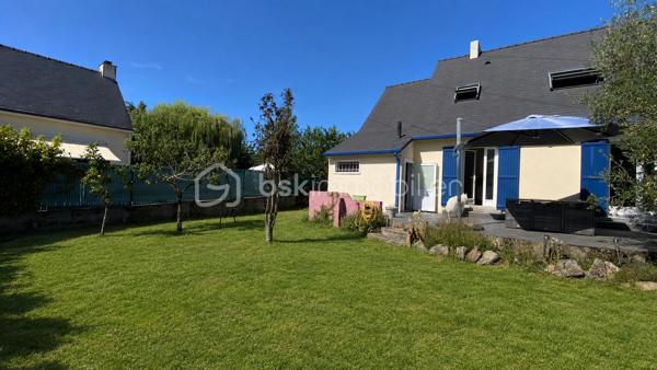 VERTOU/BEAUTOUR, côté Bourdonnières : Maison familiale d’env. 157m² au sol (131,78m² carrez), au calme, au sein d’un quartier pavillonnaire, à proximité de toutes commodités (écoles primaires, collèges, lycées), transports (busway 4 Bourdonnières et Joliverie à 8/10mn à pied, bus 30, 42, 172). Promenades sur les bords de Sèvre à 15mn à pied.

Cette maison est édifiée sur 2 niveaux et bénéficie d’une vie de plain-pied :

Au rez-de-chaussée, nous entrons par une vaste entrée desservant la pièce à vivre (env. 40m²) avec sa cuisine entièrement aménagée et équipée, cette pièce est baignée de lumière grâce à sa double exposition, et donne côté jardin (exposé sud ouest) avec un accès direct à la terrasse. Deux chambres au rez-de-chaussée : Une suite parentale (23,09m²) équipée de sa salle de bain (+ douche + wc) et d’un dressing sur mesure, puis une deuxième chambre équipée d'un placard. Enfin, des toilettes séparées.

A l’étage : Un vaste palier de 11,41m² carrez, idéal pour un espace bureau ou coin détente (espace qui peut être cloisonné si vous le souhaitez), une troisième chambre (12,98m² carrez), puis une quatrième chambre (19,20m² carrez), cette dernière reste à rafraîchir et laisser libre court à votre imagination, sachant qu'un point d’eau est existant, elle peut donc être équipée d’une salle d’eau. 
Aussi, une salle de bain (+ douche + wc) complète cet étage.
Enfin, une pièce supplémentaire sur ce même niveau (pièce de stockage pour le moment), peut être transformée et constituer une 5ème chambre (19,92m² au sol). 

Un grand garage attenant à la maison (29,03m²), et un abri de jardin (7m²) complètent ce bien.

La parcelle (env 540m²) est entièrement clôturée, vous pourrez également stationner un véhicule sur votre parcelle.

De nombreux travaux ont été réalisés ces dernières années (certains toujours sous décennale), création suite parentale, salon-séjour entièrement refait, sols sur l’ensemble du rez-de-chaussée, peinture sur la quasi-totalité de la maison avec reprise des murs, optimisation salle de bain de l’étage en rajoutant une douche et un wc pour plus de confort pour une vie de famille au quotidien.

Une maison sans travaux, avec un DPE C;
Ouvertures double vitrage, volets battants alu motorisés;
Chauffage au gaz (chaudière Frisquet);
Maison raccordée à la fibre.

Emplacement de 1er choix pour une vie de famille. N’hésitez plus !