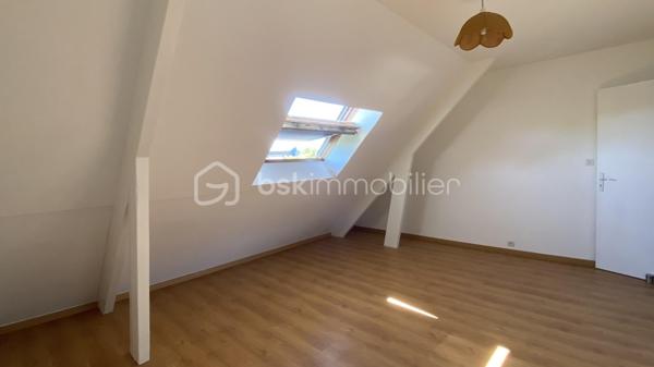 VERTOU/BEAUTOUR, côté Bourdonnières : Maison familiale d’env. 157m² au sol (131,78m² carrez), au calme, au sein d’un quartier pavillonnaire, à proximité de toutes commodités (écoles primaires, collèges, lycées), transports (busway 4 Bourdonnières et Joliverie à 8/10mn à pied, bus 30, 42, 172). Promenades sur les bords de Sèvre à 15mn à pied.

Cette maison est édifiée sur 2 niveaux et bénéficie d’une vie de plain-pied :

Au rez-de-chaussée, nous entrons par une vaste entrée desservant la pièce à vivre (env. 40m²) avec sa cuisine entièrement aménagée et équipée, cette pièce est baignée de lumière grâce à sa double exposition, et donne côté jardin (exposé sud ouest) avec un accès direct à la terrasse. Deux chambres au rez-de-chaussée : Une suite parentale (23,09m²) équipée de sa salle de bain (+ douche + wc) et d’un dressing sur mesure, puis une deuxième chambre équipée d'un placard. Enfin, des toilettes séparées.

A l’étage : Un vaste palier de 11,41m² carrez, idéal pour un espace bureau ou coin détente (espace qui peut être cloisonné si vous le souhaitez), une troisième chambre (12,98m² carrez), puis une quatrième chambre (19,20m² carrez), cette dernière reste à rafraîchir et laisser libre court à votre imagination, sachant qu'un point d’eau est existant, elle peut donc être équipée d’une salle d’eau. 
Aussi, une salle de bain (+ douche + wc) complète cet étage.
Enfin, une pièce supplémentaire sur ce même niveau (pièce de stockage pour le moment), peut être transformée et constituer une 5ème chambre (19,92m² au sol). 

Un grand garage attenant à la maison (29,03m²), et un abri de jardin (7m²) complètent ce bien.

La parcelle (env 540m²) est entièrement clôturée, vous pourrez également stationner un véhicule sur votre parcelle.

De nombreux travaux ont été réalisés ces dernières années (certains toujours sous décennale), création suite parentale, salon-séjour entièrement refait, sols sur l’ensemble du rez-de-chaussée, peinture sur la quasi-totalité de la maison avec reprise des murs, optimisation salle de bain de l’étage en rajoutant une douche et un wc pour plus de confort pour une vie de famille au quotidien.

Une maison sans travaux, avec un DPE C;
Ouvertures double vitrage, volets battants alu motorisés;
Chauffage au gaz (chaudière Frisquet);
Maison raccordée à la fibre.

Emplacement de 1er choix pour une vie de famille. N’hésitez plus !
