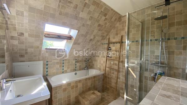 VERTOU/BEAUTOUR, côté Bourdonnières : Maison familiale d’env. 157m² au sol (131,78m² carrez), au calme, au sein d’un quartier pavillonnaire, à proximité de toutes commodités (écoles primaires, collèges, lycées), transports (busway 4 Bourdonnières et Joliverie à 8/10mn à pied, bus 30, 42, 172). Promenades sur les bords de Sèvre à 15mn à pied.

Cette maison est édifiée sur 2 niveaux et bénéficie d’une vie de plain-pied :

Au rez-de-chaussée, nous entrons par une vaste entrée desservant la pièce à vivre (env. 40m²) avec sa cuisine entièrement aménagée et équipée, cette pièce est baignée de lumière grâce à sa double exposition, et donne côté jardin (exposé sud ouest) avec un accès direct à la terrasse. Deux chambres au rez-de-chaussée : Une suite parentale (23,09m²) équipée de sa salle de bain (+ douche + wc) et d’un dressing sur mesure, puis une deuxième chambre équipée d'un placard. Enfin, des toilettes séparées.

A l’étage : Un vaste palier de 11,41m² carrez, idéal pour un espace bureau ou coin détente (espace qui peut être cloisonné si vous le souhaitez), une troisième chambre (12,98m² carrez), puis une quatrième chambre (19,20m² carrez), cette dernière reste à rafraîchir et laisser libre court à votre imagination, sachant qu'un point d’eau est existant, elle peut donc être équipée d’une salle d’eau. 
Aussi, une salle de bain (+ douche + wc) complète cet étage.
Enfin, une pièce supplémentaire sur ce même niveau (pièce de stockage pour le moment), peut être transformée et constituer une 5ème chambre (19,92m² au sol). 

Un grand garage attenant à la maison (29,03m²), et un abri de jardin (7m²) complètent ce bien.

La parcelle (env 540m²) est entièrement clôturée, vous pourrez également stationner un véhicule sur votre parcelle.

De nombreux travaux ont été réalisés ces dernières années (certains toujours sous décennale), création suite parentale, salon-séjour entièrement refait, sols sur l’ensemble du rez-de-chaussée, peinture sur la quasi-totalité de la maison avec reprise des murs, optimisation salle de bain de l’étage en rajoutant une douche et un wc pour plus de confort pour une vie de famille au quotidien.

Une maison sans travaux, avec un DPE C;
Ouvertures double vitrage, volets battants alu motorisés;
Chauffage au gaz (chaudière Frisquet);
Maison raccordée à la fibre.

Emplacement de 1er choix pour une vie de famille. N’hésitez plus !