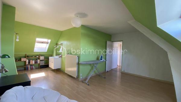 VERTOU/BEAUTOUR, côté Bourdonnières : Maison familiale d’env. 157m² au sol (131,78m² carrez), au calme, au sein d’un quartier pavillonnaire, à proximité de toutes commodités (écoles primaires, collèges, lycées), transports (busway 4 Bourdonnières et Joliverie à 8/10mn à pied, bus 30, 42, 172). Promenades sur les bords de Sèvre à 15mn à pied.

Cette maison est édifiée sur 2 niveaux et bénéficie d’une vie de plain-pied :

Au rez-de-chaussée, nous entrons par une vaste entrée desservant la pièce à vivre (env. 40m²) avec sa cuisine entièrement aménagée et équipée, cette pièce est baignée de lumière grâce à sa double exposition, et donne côté jardin (exposé sud ouest) avec un accès direct à la terrasse. Deux chambres au rez-de-chaussée : Une suite parentale (23,09m²) équipée de sa salle de bain (+ douche + wc) et d’un dressing sur mesure, puis une deuxième chambre équipée d'un placard. Enfin, des toilettes séparées.

A l’étage : Un vaste palier de 11,41m² carrez, idéal pour un espace bureau ou coin détente (espace qui peut être cloisonné si vous le souhaitez), une troisième chambre (12,98m² carrez), puis une quatrième chambre (19,20m² carrez), cette dernière reste à rafraîchir et laisser libre court à votre imagination, sachant qu'un point d’eau est existant, elle peut donc être équipée d’une salle d’eau. 
Aussi, une salle de bain (+ douche + wc) complète cet étage.
Enfin, une pièce supplémentaire sur ce même niveau (pièce de stockage pour le moment), peut être transformée et constituer une 5ème chambre (19,92m² au sol). 

Un grand garage attenant à la maison (29,03m²), et un abri de jardin (7m²) complètent ce bien.

La parcelle (env 540m²) est entièrement clôturée, vous pourrez également stationner un véhicule sur votre parcelle.

De nombreux travaux ont été réalisés ces dernières années (certains toujours sous décennale), création suite parentale, salon-séjour entièrement refait, sols sur l’ensemble du rez-de-chaussée, peinture sur la quasi-totalité de la maison avec reprise des murs, optimisation salle de bain de l’étage en rajoutant une douche et un wc pour plus de confort pour une vie de famille au quotidien.

Une maison sans travaux, avec un DPE C;
Ouvertures double vitrage, volets battants alu motorisés;
Chauffage au gaz (chaudière Frisquet);
Maison raccordée à la fibre.

Emplacement de 1er choix pour une vie de famille. N’hésitez plus !