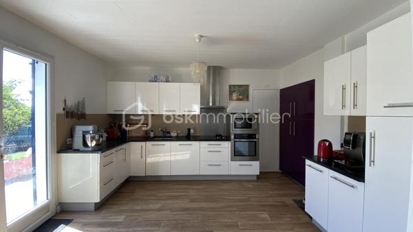 VERTOU/BEAUTOUR, côté Bourdonnières : Maison familiale d’env. 157m² au sol (131,78m² carrez), au calme, au sein d’un quartier pavillonnaire, à proximité de toutes commodités (écoles primaires, collèges, lycées), transports (busway 4 Bourdonnières et Joliverie à 8/10mn à pied, bus 30, 42, 172). Promenades sur les bords de Sèvre à 15mn à pied.

Cette maison est édifiée sur 2 niveaux et bénéficie d’une vie de plain-pied :

Au rez-de-chaussée, nous entrons par une vaste entrée desservant la pièce à vivre (env. 40m²) avec sa cuisine entièrement aménagée et équipée, cette pièce est baignée de lumière grâce à sa double exposition, et donne côté jardin (exposé sud ouest) avec un accès direct à la terrasse. Deux chambres au rez-de-chaussée : Une suite parentale (23,09m²) équipée de sa salle de bain (+ douche + wc) et d’un dressing sur mesure, puis une deuxième chambre équipée d'un placard. Enfin, des toilettes séparées.

A l’étage : Un vaste palier de 11,41m² carrez, idéal pour un espace bureau ou coin détente (espace qui peut être cloisonné si vous le souhaitez), une troisième chambre (12,98m² carrez), puis une quatrième chambre (19,20m² carrez), cette dernière reste à rafraîchir et laisser libre court à votre imagination, sachant qu'un point d’eau est existant, elle peut donc être équipée d’une salle d’eau. 
Aussi, une salle de bain (+ douche + wc) complète cet étage.
Enfin, une pièce supplémentaire sur ce même niveau (pièce de stockage pour le moment), peut être transformée et constituer une 5ème chambre (19,92m² au sol). 

Un grand garage attenant à la maison (29,03m²), et un abri de jardin (7m²) complètent ce bien.

La parcelle (env 540m²) est entièrement clôturée, vous pourrez également stationner un véhicule sur votre parcelle.

De nombreux travaux ont été réalisés ces dernières années (certains toujours sous décennale), création suite parentale, salon-séjour entièrement refait, sols sur l’ensemble du rez-de-chaussée, peinture sur la quasi-totalité de la maison avec reprise des murs, optimisation salle de bain de l’étage en rajoutant une douche et un wc pour plus de confort pour une vie de famille au quotidien.

Une maison sans travaux, avec un DPE C;
Ouvertures double vitrage, volets battants alu motorisés;
Chauffage au gaz (chaudière Frisquet);
Maison raccordée à la fibre.

Emplacement de 1er choix pour une vie de famille. N’hésitez plus !