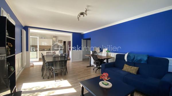 VERTOU/BEAUTOUR, côté Bourdonnières : Maison familiale d’env. 157m² au sol (131,78m² carrez), au calme, au sein d’un quartier pavillonnaire, à proximité de toutes commodités (écoles primaires, collèges, lycées), transports (busway 4 Bourdonnières et Joliverie à 8/10mn à pied, bus 30, 42, 172). Promenades sur les bords de Sèvre à 15mn à pied.

Cette maison est édifiée sur 2 niveaux et bénéficie d’une vie de plain-pied :

Au rez-de-chaussée, nous entrons par une vaste entrée desservant la pièce à vivre (env. 40m²) avec sa cuisine entièrement aménagée et équipée, cette pièce est baignée de lumière grâce à sa double exposition, et donne côté jardin (exposé sud ouest) avec un accès direct à la terrasse. Deux chambres au rez-de-chaussée : Une suite parentale (23,09m²) équipée de sa salle de bain (+ douche + wc) et d’un dressing sur mesure, puis une deuxième chambre équipée d'un placard. Enfin, des toilettes séparées.

A l’étage : Un vaste palier de 11,41m² carrez, idéal pour un espace bureau ou coin détente (espace qui peut être cloisonné si vous le souhaitez), une troisième chambre (12,98m² carrez), puis une quatrième chambre (19,20m² carrez), cette dernière reste à rafraîchir et laisser libre court à votre imagination, sachant qu'un point d’eau est existant, elle peut donc être équipée d’une salle d’eau. 
Aussi, une salle de bain (+ douche + wc) complète cet étage.
Enfin, une pièce supplémentaire sur ce même niveau (pièce de stockage pour le moment), peut être transformée et constituer une 5ème chambre (19,92m² au sol). 

Un grand garage attenant à la maison (29,03m²), et un abri de jardin (7m²) complètent ce bien.

La parcelle (env 540m²) est entièrement clôturée, vous pourrez également stationner un véhicule sur votre parcelle.

De nombreux travaux ont été réalisés ces dernières années (certains toujours sous décennale), création suite parentale, salon-séjour entièrement refait, sols sur l’ensemble du rez-de-chaussée, peinture sur la quasi-totalité de la maison avec reprise des murs, optimisation salle de bain de l’étage en rajoutant une douche et un wc pour plus de confort pour une vie de famille au quotidien.

Une maison sans travaux, avec un DPE C;
Ouvertures double vitrage, volets battants alu motorisés;
Chauffage au gaz (chaudière Frisquet);
Maison raccordée à la fibre.

Emplacement de 1er choix pour une vie de famille. N’hésitez plus !