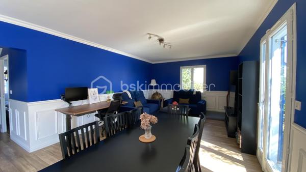 VERTOU/BEAUTOUR, côté Bourdonnières : Maison familiale d’env. 157m² au sol (131,78m² carrez), au calme, au sein d’un quartier pavillonnaire, à proximité de toutes commodités (écoles primaires, collèges, lycées), transports (busway 4 Bourdonnières et Joliverie à 8/10mn à pied, bus 30, 42, 172). Promenades sur les bords de Sèvre à 15mn à pied.

Cette maison est édifiée sur 2 niveaux et bénéficie d’une vie de plain-pied :

Au rez-de-chaussée, nous entrons par une vaste entrée desservant la pièce à vivre (env. 40m²) avec sa cuisine entièrement aménagée et équipée, cette pièce est baignée de lumière grâce à sa double exposition, et donne côté jardin (exposé sud ouest) avec un accès direct à la terrasse. Deux chambres au rez-de-chaussée : Une suite parentale (23,09m²) équipée de sa salle de bain (+ douche + wc) et d’un dressing sur mesure, puis une deuxième chambre équipée d'un placard. Enfin, des toilettes séparées.

A l’étage : Un vaste palier de 11,41m² carrez, idéal pour un espace bureau ou coin détente (espace qui peut être cloisonné si vous le souhaitez), une troisième chambre (12,98m² carrez), puis une quatrième chambre (19,20m² carrez), cette dernière reste à rafraîchir et laisser libre court à votre imagination, sachant qu'un point d’eau est existant, elle peut donc être équipée d’une salle d’eau. 
Aussi, une salle de bain (+ douche + wc) complète cet étage.
Enfin, une pièce supplémentaire sur ce même niveau (pièce de stockage pour le moment), peut être transformée et constituer une 5ème chambre (19,92m² au sol). 

Un grand garage attenant à la maison (29,03m²), et un abri de jardin (7m²) complètent ce bien.

La parcelle (env 540m²) est entièrement clôturée, vous pourrez également stationner un véhicule sur votre parcelle.

De nombreux travaux ont été réalisés ces dernières années (certains toujours sous décennale), création suite parentale, salon-séjour entièrement refait, sols sur l’ensemble du rez-de-chaussée, peinture sur la quasi-totalité de la maison avec reprise des murs, optimisation salle de bain de l’étage en rajoutant une douche et un wc pour plus de confort pour une vie de famille au quotidien.

Une maison sans travaux, avec un DPE C;
Ouvertures double vitrage, volets battants alu motorisés;
Chauffage au gaz (chaudière Frisquet);
Maison raccordée à la fibre.

Emplacement de 1er choix pour une vie de famille. N’hésitez plus !