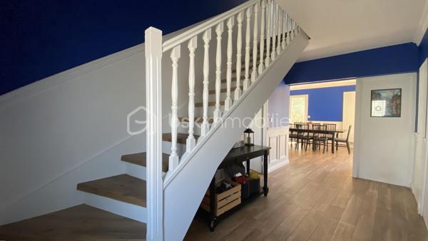 VERTOU/BEAUTOUR, côté Bourdonnières : Maison familiale d’env. 157m² au sol (131,78m² carrez), au calme, au sein d’un quartier pavillonnaire, à proximité de toutes commodités (écoles primaires, collèges, lycées), transports (busway 4 Bourdonnières et Joliverie à 8/10mn à pied, bus 30, 42, 172). Promenades sur les bords de Sèvre à 15mn à pied.

Cette maison est édifiée sur 2 niveaux et bénéficie d’une vie de plain-pied :

Au rez-de-chaussée, nous entrons par une vaste entrée desservant la pièce à vivre (env. 40m²) avec sa cuisine entièrement aménagée et équipée, cette pièce est baignée de lumière grâce à sa double exposition, et donne côté jardin (exposé sud ouest) avec un accès direct à la terrasse. Deux chambres au rez-de-chaussée : Une suite parentale (23,09m²) équipée de sa salle de bain (+ douche + wc) et d’un dressing sur mesure, puis une deuxième chambre équipée d'un placard. Enfin, des toilettes séparées.

A l’étage : Un vaste palier de 11,41m² carrez, idéal pour un espace bureau ou coin détente (espace qui peut être cloisonné si vous le souhaitez), une troisième chambre (12,98m² carrez), puis une quatrième chambre (19,20m² carrez), cette dernière reste à rafraîchir et laisser libre court à votre imagination, sachant qu'un point d’eau est existant, elle peut donc être équipée d’une salle d’eau. 
Aussi, une salle de bain (+ douche + wc) complète cet étage.
Enfin, une pièce supplémentaire sur ce même niveau (pièce de stockage pour le moment), peut être transformée et constituer une 5ème chambre (19,92m² au sol). 

Un grand garage attenant à la maison (29,03m²), et un abri de jardin (7m²) complètent ce bien.

La parcelle (env 540m²) est entièrement clôturée, vous pourrez également stationner un véhicule sur votre parcelle.

De nombreux travaux ont été réalisés ces dernières années (certains toujours sous décennale), création suite parentale, salon-séjour entièrement refait, sols sur l’ensemble du rez-de-chaussée, peinture sur la quasi-totalité de la maison avec reprise des murs, optimisation salle de bain de l’étage en rajoutant une douche et un wc pour plus de confort pour une vie de famille au quotidien.

Une maison sans travaux, avec un DPE C;
Ouvertures double vitrage, volets battants alu motorisés;
Chauffage au gaz (chaudière Frisquet);
Maison raccordée à la fibre.

Emplacement de 1er choix pour une vie de famille. N’hésitez plus !