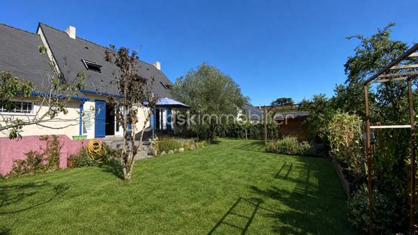 VERTOU/BEAUTOUR, côté Bourdonnières : Maison familiale d’env. 157m² au sol (131,78m² carrez), au calme, au sein d’un quartier pavillonnaire, à proximité de toutes commodités (écoles primaires, collèges, lycées), transports (busway 4 Bourdonnières et Joliverie à 8/10mn à pied, bus 30, 42, 172). Promenades sur les bords de Sèvre à 15mn à pied.

Cette maison est édifiée sur 2 niveaux et bénéficie d’une vie de plain-pied :

Au rez-de-chaussée, nous entrons par une vaste entrée desservant la pièce à vivre (env. 40m²) avec sa cuisine entièrement aménagée et équipée, cette pièce est baignée de lumière grâce à sa double exposition, et donne côté jardin (exposé sud ouest) avec un accès direct à la terrasse. Deux chambres au rez-de-chaussée : Une suite parentale (23,09m²) équipée de sa salle de bain (+ douche + wc) et d’un dressing sur mesure, puis une deuxième chambre équipée d'un placard. Enfin, des toilettes séparées.

A l’étage : Un vaste palier de 11,41m² carrez, idéal pour un espace bureau ou coin détente (espace qui peut être cloisonné si vous le souhaitez), une troisième chambre (12,98m² carrez), puis une quatrième chambre (19,20m² carrez), cette dernière reste à rafraîchir et laisser libre court à votre imagination, sachant qu'un point d’eau est existant, elle peut donc être équipée d’une salle d’eau. 
Aussi, une salle de bain (+ douche + wc) complète cet étage.
Enfin, une pièce supplémentaire sur ce même niveau (pièce de stockage pour le moment), peut être transformée et constituer une 5ème chambre (19,92m² au sol). 

Un grand garage attenant à la maison (29,03m²), et un abri de jardin (7m²) complètent ce bien.

La parcelle (env 540m²) est entièrement clôturée, vous pourrez également stationner un véhicule sur votre parcelle.

De nombreux travaux ont été réalisés ces dernières années (certains toujours sous décennale), création suite parentale, salon-séjour entièrement refait, sols sur l’ensemble du rez-de-chaussée, peinture sur la quasi-totalité de la maison avec reprise des murs, optimisation salle de bain de l’étage en rajoutant une douche et un wc pour plus de confort pour une vie de famille au quotidien.

Une maison sans travaux, avec un DPE C;
Ouvertures double vitrage, volets battants alu motorisés;
Chauffage au gaz (chaudière Frisquet);
Maison raccordée à la fibre.

Emplacement de 1er choix pour une vie de famille. N’hésitez plus !