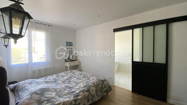 VERTOU/BEAUTOUR, côté Bourdonnières : Maison familiale d’env. 157m² au sol (131,78m² carrez), au calme, au sein d’un quartier pavillonnaire, à proximité de toutes commodités (écoles primaires, collèges, lycées), transports (busway 4 Bourdonnières et Joliverie à 8/10mn à pied, bus 30, 42, 172). Promenades sur les bords de Sèvre à 15mn à pied.

Cette maison est édifiée sur 2 niveaux et bénéficie d’une vie de plain-pied :

Au rez-de-chaussée, nous entrons par une vaste entrée desservant la pièce à vivre (env. 40m²) avec sa cuisine entièrement aménagée et équipée, cette pièce est baignée de lumière grâce à sa double exposition, et donne côté jardin (exposé sud ouest) avec un accès direct à la terrasse. Deux chambres au rez-de-chaussée : Une suite parentale (23,09m²) équipée de sa salle de bain (+ douche + wc) et d’un dressing sur mesure, puis une deuxième chambre équipée d'un placard. Enfin, des toilettes séparées.

A l’étage : Un vaste palier de 11,41m² carrez, idéal pour un espace bureau ou coin détente (espace qui peut être cloisonné si vous le souhaitez), une troisième chambre (12,98m² carrez), puis une quatrième chambre (19,20m² carrez), cette dernière reste à rafraîchir et laisser libre court à votre imagination, sachant qu'un point d’eau est existant, elle peut donc être équipée d’une salle d’eau. 
Aussi, une salle de bain (+ douche + wc) complète cet étage.
Enfin, une pièce supplémentaire sur ce même niveau (pièce de stockage pour le moment), peut être transformée et constituer une 5ème chambre (19,92m² au sol). 

Un grand garage attenant à la maison (29,03m²), et un abri de jardin (7m²) complètent ce bien.

La parcelle (env 540m²) est entièrement clôturée, vous pourrez également stationner un véhicule sur votre parcelle.

De nombreux travaux ont été réalisés ces dernières années (certains toujours sous décennale), création suite parentale, salon-séjour entièrement refait, sols sur l’ensemble du rez-de-chaussée, peinture sur la quasi-totalité de la maison avec reprise des murs, optimisation salle de bain de l’étage en rajoutant une douche et un wc pour plus de confort pour une vie de famille au quotidien.

Une maison sans travaux, avec un DPE C;
Ouvertures double vitrage, volets battants alu motorisés;
Chauffage au gaz (chaudière Frisquet);
Maison raccordée à la fibre.

Emplacement de 1er choix pour une vie de famille. N’hésitez plus !