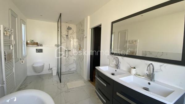 VERTOU/BEAUTOUR, côté Bourdonnières : Maison familiale d’env. 157m² au sol (131,78m² carrez), au calme, au sein d’un quartier pavillonnaire, à proximité de toutes commodités (écoles primaires, collèges, lycées), transports (busway 4 Bourdonnières et Joliverie à 8/10mn à pied, bus 30, 42, 172). Promenades sur les bords de Sèvre à 15mn à pied.

Cette maison est édifiée sur 2 niveaux et bénéficie d’une vie de plain-pied :

Au rez-de-chaussée, nous entrons par une vaste entrée desservant la pièce à vivre (env. 40m²) avec sa cuisine entièrement aménagée et équipée, cette pièce est baignée de lumière grâce à sa double exposition, et donne côté jardin (exposé sud ouest) avec un accès direct à la terrasse. Deux chambres au rez-de-chaussée : Une suite parentale (23,09m²) équipée de sa salle de bain (+ douche + wc) et d’un dressing sur mesure, puis une deuxième chambre équipée d'un placard. Enfin, des toilettes séparées.

A l’étage : Un vaste palier de 11,41m² carrez, idéal pour un espace bureau ou coin détente (espace qui peut être cloisonné si vous le souhaitez), une troisième chambre (12,98m² carrez), puis une quatrième chambre (19,20m² carrez), cette dernière reste à rafraîchir et laisser libre court à votre imagination, sachant qu'un point d’eau est existant, elle peut donc être équipée d’une salle d’eau. 
Aussi, une salle de bain (+ douche + wc) complète cet étage.
Enfin, une pièce supplémentaire sur ce même niveau (pièce de stockage pour le moment), peut être transformée et constituer une 5ème chambre (19,92m² au sol). 

Un grand garage attenant à la maison (29,03m²), et un abri de jardin (7m²) complètent ce bien.

La parcelle (env 540m²) est entièrement clôturée, vous pourrez également stationner un véhicule sur votre parcelle.

De nombreux travaux ont été réalisés ces dernières années (certains toujours sous décennale), création suite parentale, salon-séjour entièrement refait, sols sur l’ensemble du rez-de-chaussée, peinture sur la quasi-totalité de la maison avec reprise des murs, optimisation salle de bain de l’étage en rajoutant une douche et un wc pour plus de confort pour une vie de famille au quotidien.

Une maison sans travaux, avec un DPE C;
Ouvertures double vitrage, volets battants alu motorisés;
Chauffage au gaz (chaudière Frisquet);
Maison raccordée à la fibre.

Emplacement de 1er choix pour une vie de famille. N’hésitez plus !