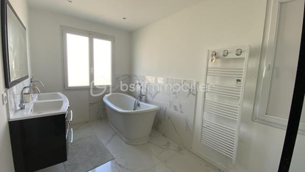VERTOU/BEAUTOUR, côté Bourdonnières : Maison familiale d’env. 157m² au sol (131,78m² carrez), au calme, au sein d’un quartier pavillonnaire, à proximité de toutes commodités (écoles primaires, collèges, lycées), transports (busway 4 Bourdonnières et Joliverie à 8/10mn à pied, bus 30, 42, 172). Promenades sur les bords de Sèvre à 15mn à pied.

Cette maison est édifiée sur 2 niveaux et bénéficie d’une vie de plain-pied :

Au rez-de-chaussée, nous entrons par une vaste entrée desservant la pièce à vivre (env. 40m²) avec sa cuisine entièrement aménagée et équipée, cette pièce est baignée de lumière grâce à sa double exposition, et donne côté jardin (exposé sud ouest) avec un accès direct à la terrasse. Deux chambres au rez-de-chaussée : Une suite parentale (23,09m²) équipée de sa salle de bain (+ douche + wc) et d’un dressing sur mesure, puis une deuxième chambre équipée d'un placard. Enfin, des toilettes séparées.

A l’étage : Un vaste palier de 11,41m² carrez, idéal pour un espace bureau ou coin détente (espace qui peut être cloisonné si vous le souhaitez), une troisième chambre (12,98m² carrez), puis une quatrième chambre (19,20m² carrez), cette dernière reste à rafraîchir et laisser libre court à votre imagination, sachant qu'un point d’eau est existant, elle peut donc être équipée d’une salle d’eau. 
Aussi, une salle de bain (+ douche + wc) complète cet étage.
Enfin, une pièce supplémentaire sur ce même niveau (pièce de stockage pour le moment), peut être transformée et constituer une 5ème chambre (19,92m² au sol). 

Un grand garage attenant à la maison (29,03m²), et un abri de jardin (7m²) complètent ce bien.

La parcelle (env 540m²) est entièrement clôturée, vous pourrez également stationner un véhicule sur votre parcelle.

De nombreux travaux ont été réalisés ces dernières années (certains toujours sous décennale), création suite parentale, salon-séjour entièrement refait, sols sur l’ensemble du rez-de-chaussée, peinture sur la quasi-totalité de la maison avec reprise des murs, optimisation salle de bain de l’étage en rajoutant une douche et un wc pour plus de confort pour une vie de famille au quotidien.

Une maison sans travaux, avec un DPE C;
Ouvertures double vitrage, volets battants alu motorisés;
Chauffage au gaz (chaudière Frisquet);
Maison raccordée à la fibre.

Emplacement de 1er choix pour une vie de famille. N’hésitez plus !