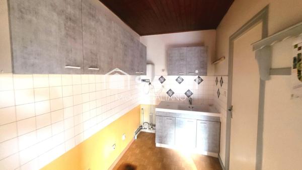 Immeuble ancien en centre-ville, potentiel unique.