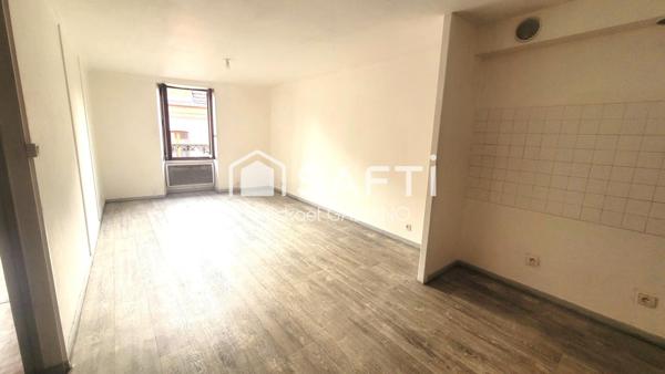 Immeuble ancien en centre-ville, potentiel unique.