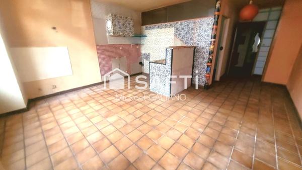 Immeuble ancien en centre-ville, potentiel unique.