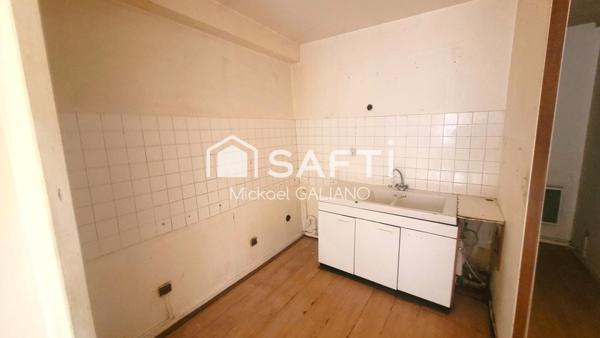 Immeuble ancien en centre-ville, potentiel unique.