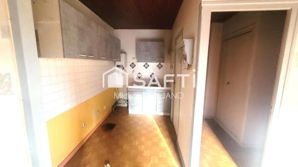 Immeuble ancien en centre-ville, potentiel unique.