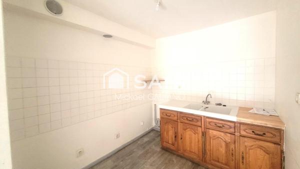 Immeuble ancien en centre-ville, potentiel unique.