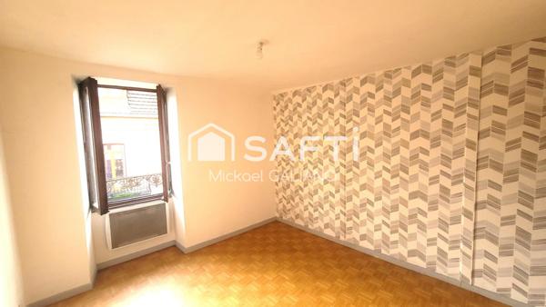 Immeuble ancien en centre-ville, potentiel unique.