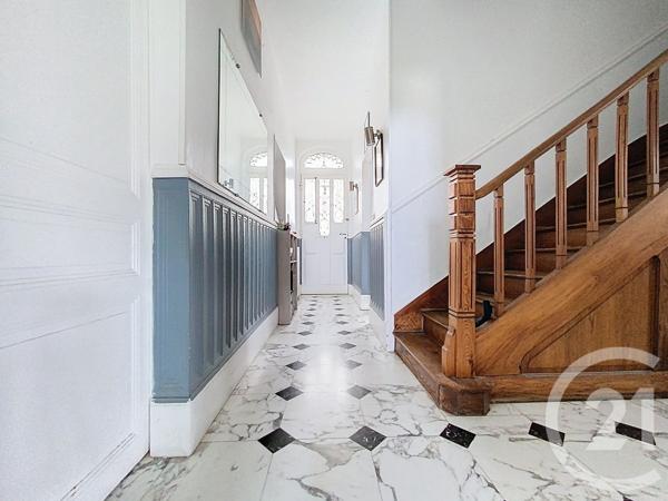 Maison à vendre  9 pièces - 239 m 2   ROCHEFORT  - 17