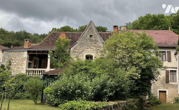 A VENDRE : Ensemble de deux maisons en pierre attenantes dans petit village à environ 18 kilomè...