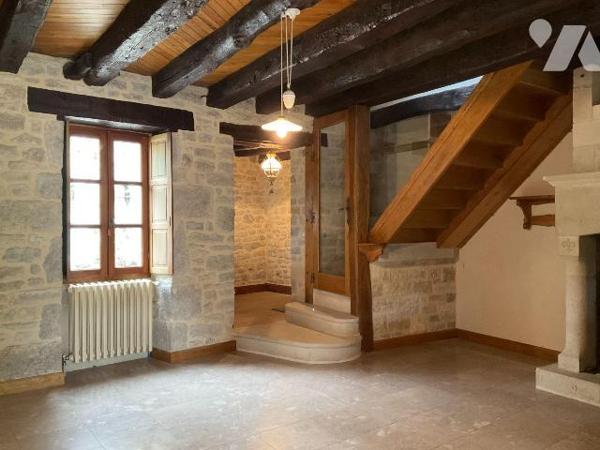 A VENDRE : Ensemble de deux maisons en pierre attenantes dans petit village à environ 18 kilomè...