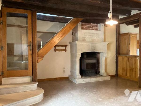 A VENDRE : Ensemble de deux maisons en pierre attenantes dans petit village à environ 18 kilomè...