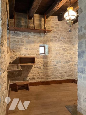 A VENDRE : Ensemble de deux maisons en pierre attenantes dans petit village à environ 18 kilomè...