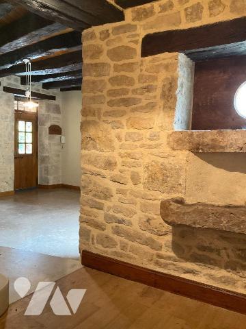 A VENDRE : Ensemble de deux maisons en pierre attenantes dans petit village à environ 18 kilomè...