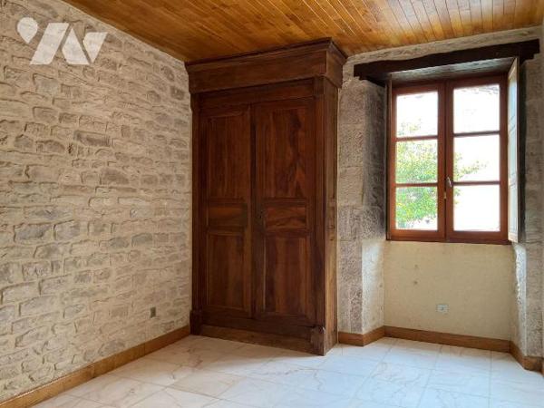 A VENDRE : Ensemble de deux maisons en pierre attenantes dans petit village à environ 18 kilomè...
