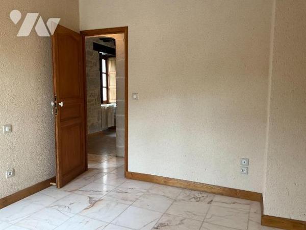 A VENDRE : Ensemble de deux maisons en pierre attenantes dans petit village à environ 18 kilomè...