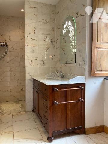 A VENDRE : Ensemble de deux maisons en pierre attenantes dans petit village à environ 18 kilomè...