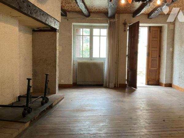A VENDRE : Ensemble de deux maisons en pierre attenantes dans petit village à environ 18 kilomè...