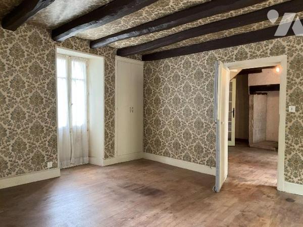 A VENDRE : Ensemble de deux maisons en pierre attenantes dans petit village à environ 18 kilomè...