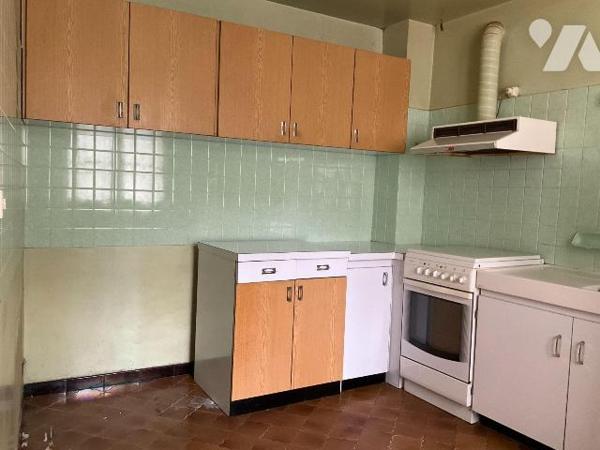 A VENDRE : Ensemble de deux maisons en pierre attenantes dans petit village à environ 18 kilomè...