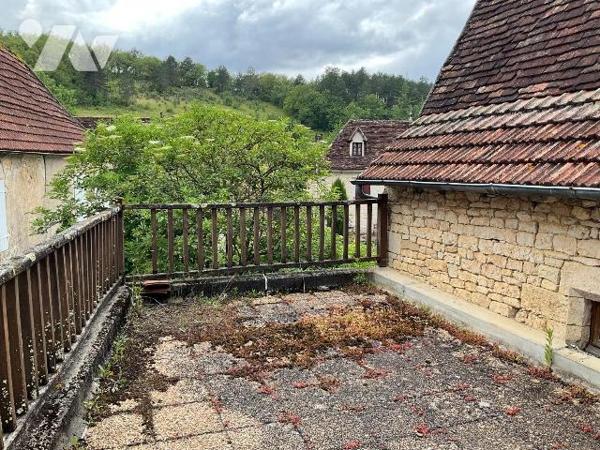 A VENDRE : Ensemble de deux maisons en pierre attenantes dans petit village à environ 18 kilomè...